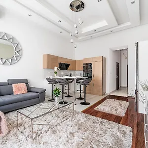 Apartment Luxury With Free Garage And Balcony In The Center, Budapest